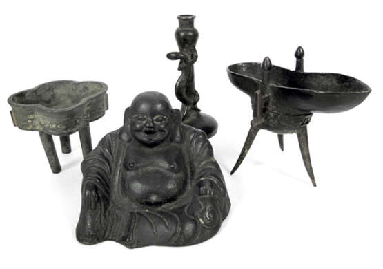 Gruppe von vier Bronzen: Budai, Jue, Vase und Weihrauchbrenner - Foto 1