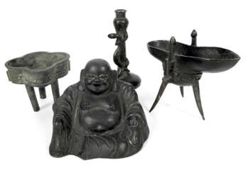 Gruppe von vier Bronzen: Budai, Jue, Vase und Weihrauchbrenner