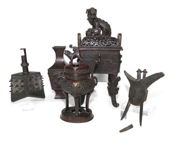 Fünf verschiedene Bronzen: zwei Weihrauchbrenner, Vase, Jue und Glocke - фото 1