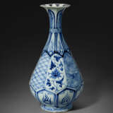 A VERY RARE BLUE AND WHITE FACETED PEAR-SHAPED VASE - Foto 1