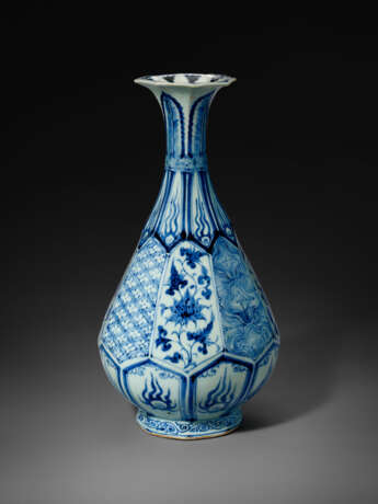 A VERY RARE BLUE AND WHITE FACETED PEAR-SHAPED VASE - Foto 1