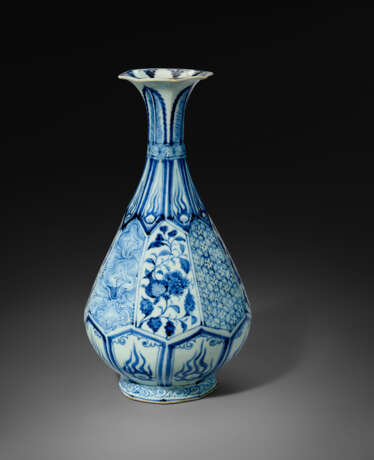 A VERY RARE BLUE AND WHITE FACETED PEAR-SHAPED VASE - Foto 2