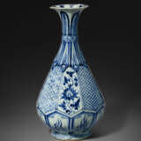 A VERY RARE BLUE AND WHITE FACETED PEAR-SHAPED VASE - Foto 3