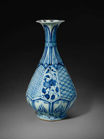 A VERY RARE BLUE AND WHITE FACETED PEAR-SHAPED VASE - Foto 4