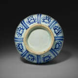 A VERY RARE BLUE AND WHITE FACETED PEAR-SHAPED VASE - Foto 5