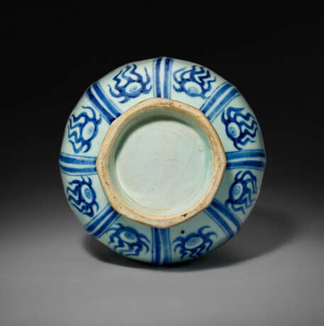 A VERY RARE BLUE AND WHITE FACETED PEAR-SHAPED VASE - Foto 5