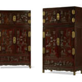 A MAGNIFICENT PAIR OF FINELY-CARVED `HUNDRED ANTIQUES` ZITAN COMPOUND CABINETS AND HATCHESTS - Foto 1