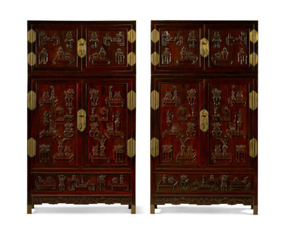 A MAGNIFICENT PAIR OF FINELY-CARVED `HUNDRED ANTIQUES` ZITAN COMPOUND CABINETS AND HATCHESTS - Foto 2