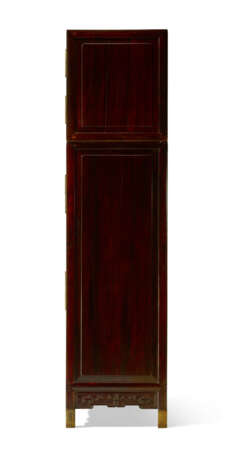 A MAGNIFICENT PAIR OF FINELY-CARVED `HUNDRED ANTIQUES` ZITAN COMPOUND CABINETS AND HATCHESTS - Foto 3