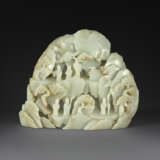 A CARVED PALE GREENISH WHITE JADE MOUNTAIN - Foto 1