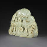 A CARVED PALE GREENISH WHITE JADE MOUNTAIN - Foto 2