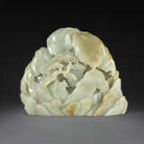 A CARVED PALE GREENISH WHITE JADE MOUNTAIN - Foto 4