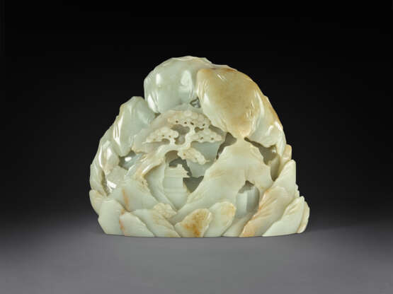 A CARVED PALE GREENISH WHITE JADE MOUNTAIN - Foto 4