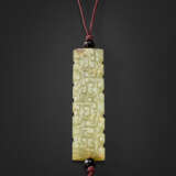 A WELL-CARVED GREYISH-GREEN JADE RECTANGULAR BEAD - фото 1