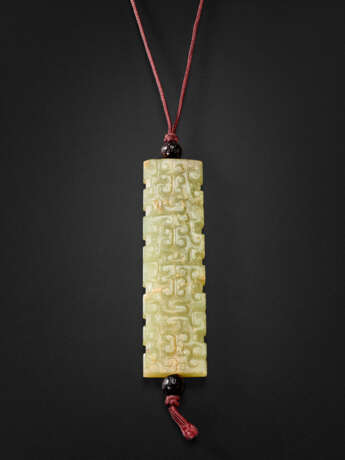 A WELL-CARVED GREYISH-GREEN JADE RECTANGULAR BEAD - фото 2