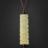 A WELL-CARVED GREYISH-GREEN JADE RECTANGULAR BEAD - фото 2