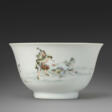 A VERY FINELY DECORATED FAMILLE ROSE CUP - Jetzt bei der Auktion