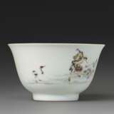 A VERY FINELY DECORATED FAMILLE ROSE CUP - photo 2