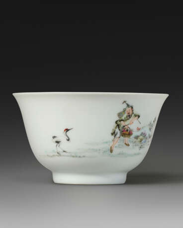 A VERY FINELY DECORATED FAMILLE ROSE CUP - photo 2