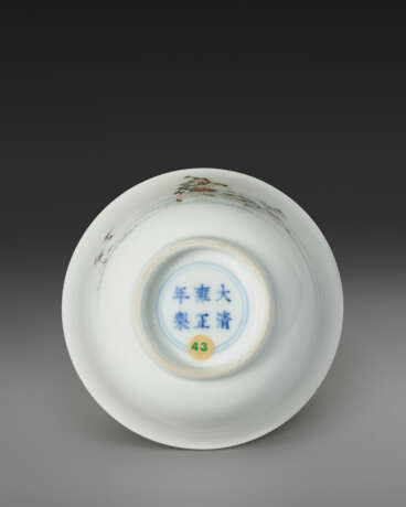 A VERY FINELY DECORATED FAMILLE ROSE CUP - photo 3