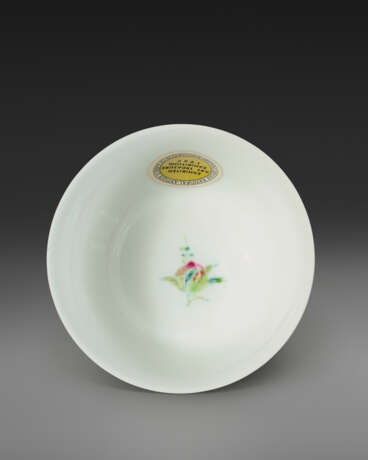 A VERY FINELY DECORATED FAMILLE ROSE CUP - photo 4