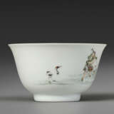 A VERY FINELY DECORATED FAMILLE ROSE CUP - photo 5