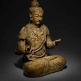 A MAGNIFICENT LARGE CARVED WOOD FIGURE OF SEATED GUANYIN - Foto 3