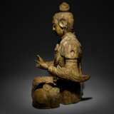 A MAGNIFICENT LARGE CARVED WOOD FIGURE OF SEATED GUANYIN - Foto 8
