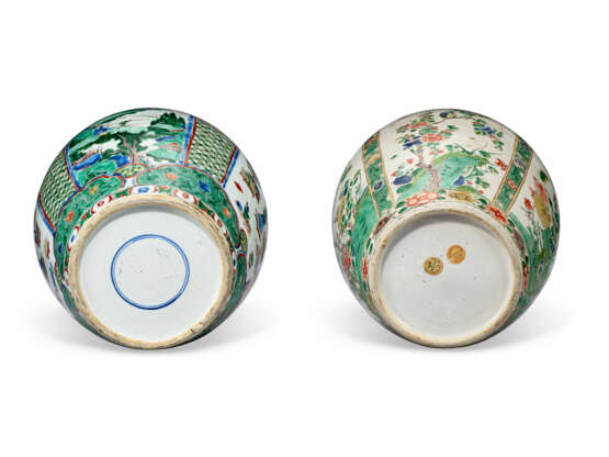 TWO FAMILLE VERTE OVOID JARS AND COVERS - фото 3