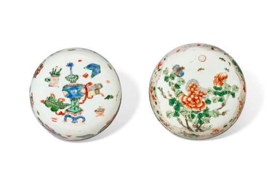 TWO FAMILLE VERTE OVOID JARS AND COVERS - фото 4