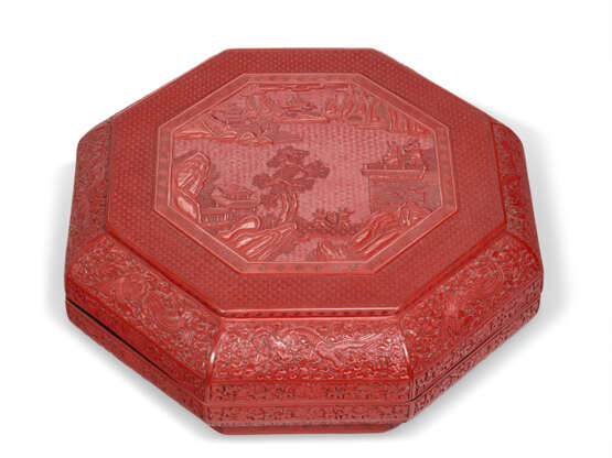 A LARGE CARVED RED LACQUER OCTAGONAL BOX AND COVER - photo 3
