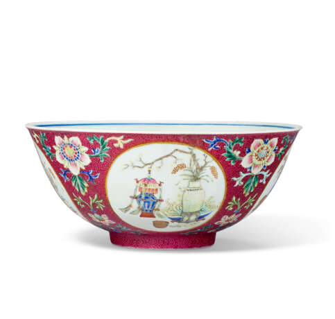 A FAMILLE ROSE RUBY-GROUND SGRAFFIATO `MEDALLION` BOWL - photo 2
