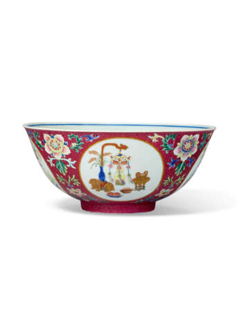 A FAMILLE ROSE RUBY-GROUND SGRAFFIATO `MEDALLION` BOWL - photo 3