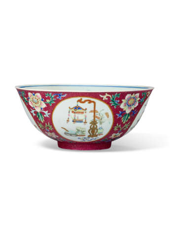 A FAMILLE ROSE RUBY-GROUND SGRAFFIATO `MEDALLION` BOWL - photo 4