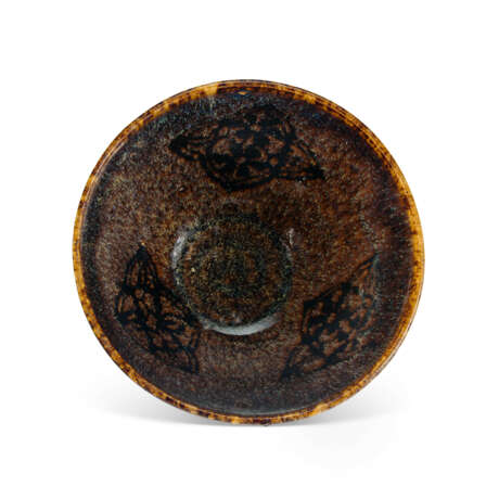 A JIZHOU PAPER-CUT RESIST-DECORATED TEA BOWL - photo 3