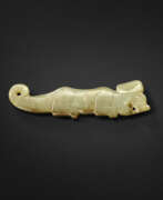 Edelsteine. A GREYISH-GREEN JADE TIGER PENDANT