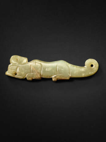 A GREYISH-GREEN JADE TIGER PENDANT - photo 2