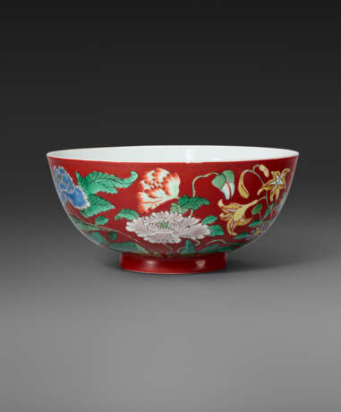 A VERY RARE IMPERIAL CORAL-GROUND FALANGCAI `FLORAL` BOWL - photo 1