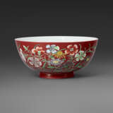 A VERY RARE IMPERIAL CORAL-GROUND FALANGCAI `FLORAL` BOWL - photo 2