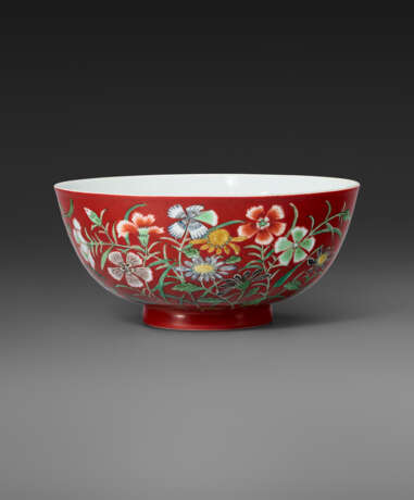 A VERY RARE IMPERIAL CORAL-GROUND FALANGCAI `FLORAL` BOWL - photo 2