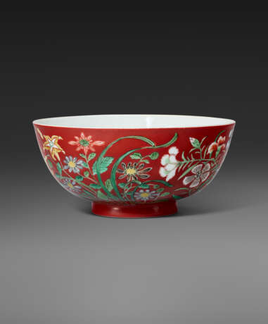 A VERY RARE IMPERIAL CORAL-GROUND FALANGCAI `FLORAL` BOWL - photo 3