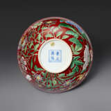 A VERY RARE IMPERIAL CORAL-GROUND FALANGCAI `FLORAL` BOWL - photo 4