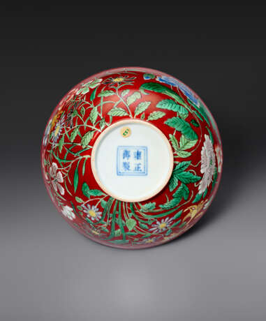 A VERY RARE IMPERIAL CORAL-GROUND FALANGCAI `FLORAL` BOWL - photo 4