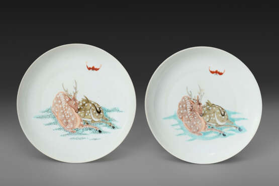 A RARE PAIR OF FAMILLE ROSE `SPOTTED DEER AND BATS` DISHES - Foto 1