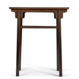 A BURL-INSET HUANGHUALI SIDE TABLE - фото 2