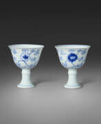 Чашки (Предметы обихода, Посуда и сервировка стола, Посуда для питья). A PAIR OF BLUE AND WHITE &#39;LOTUS&#39; STEM CUPS