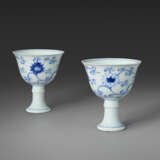 A PAIR OF BLUE AND WHITE `LOTUS` STEM CUPS - фото 3