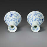 A PAIR OF BLUE AND WHITE `LOTUS` STEM CUPS - фото 4