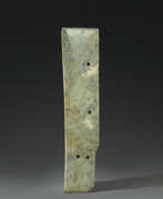 Edelsteine. A LARGE GREENISH-GREY JADE CEREMONIAL BLADE, DAO