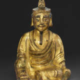 A GILT-BRONZE SEATED FIGURE OF GUANYIN - photo 1